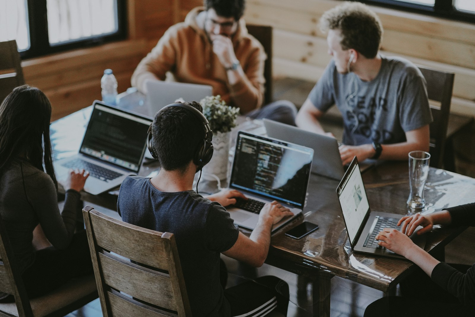 El equipo comercial coordina ventas y seguimiento desde una sola plataforma.